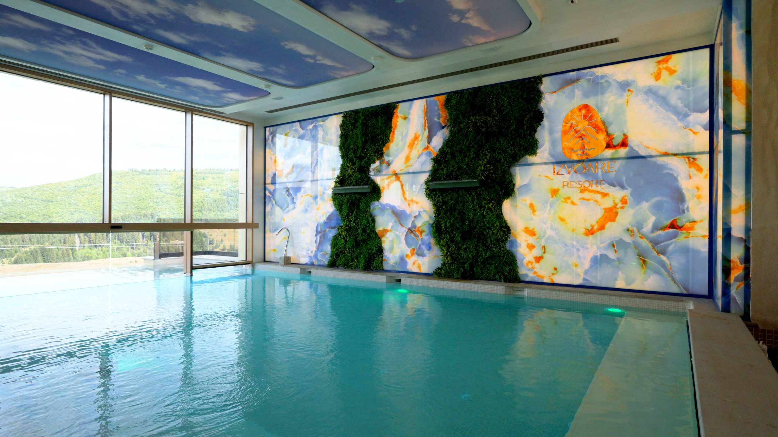 Piscina Spa-ului, cu peretele de onix și grădina verticală