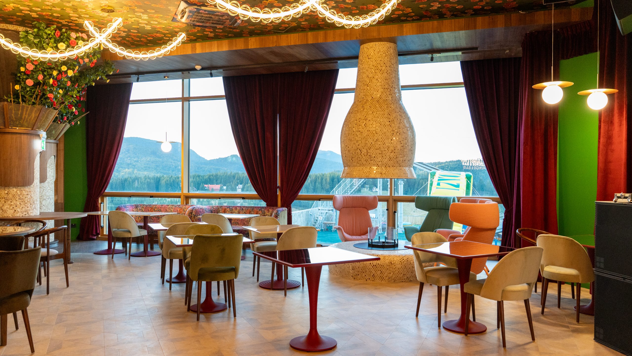 Lounge-ul pregătit pentru o nuntă
