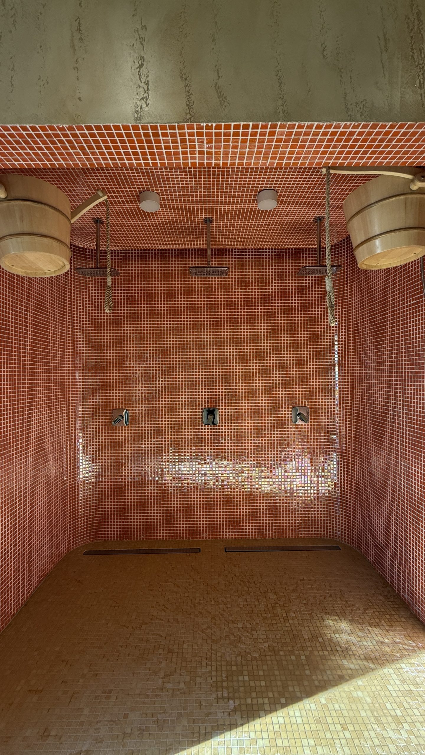 Duș scoțian, Spa Izvoare Resort