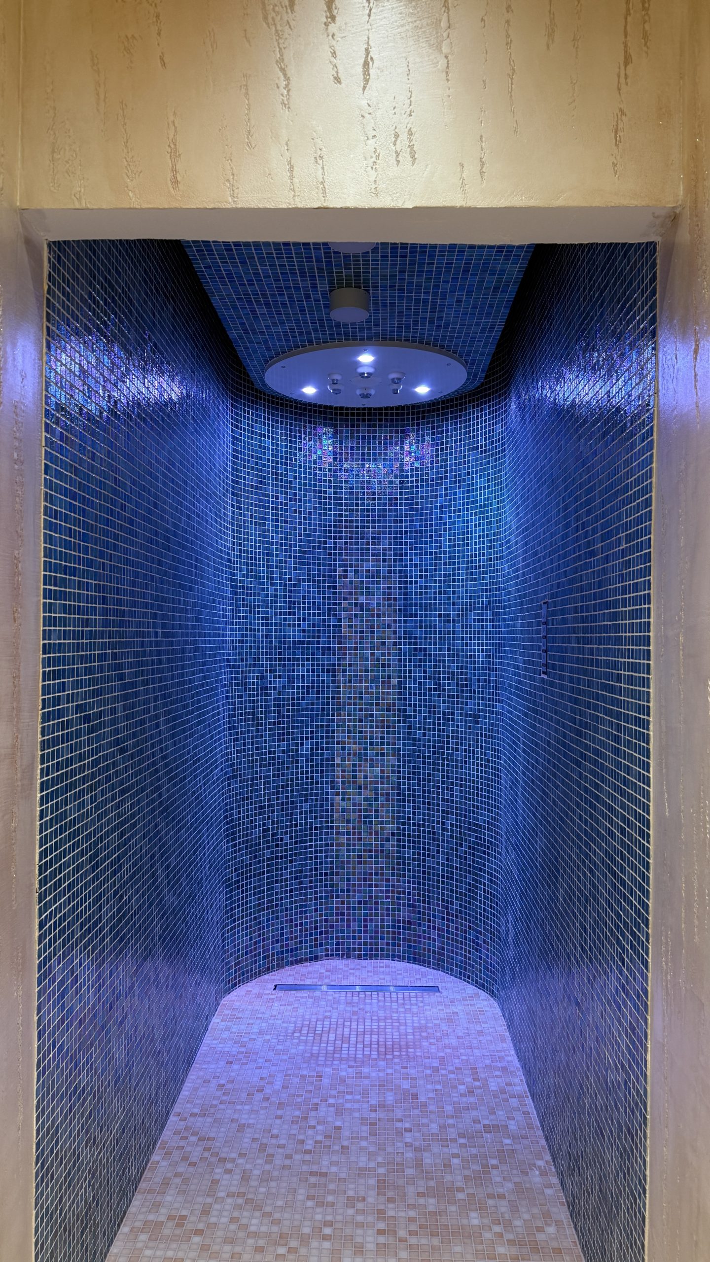Duș emoțional, Spa Izvoare Resort