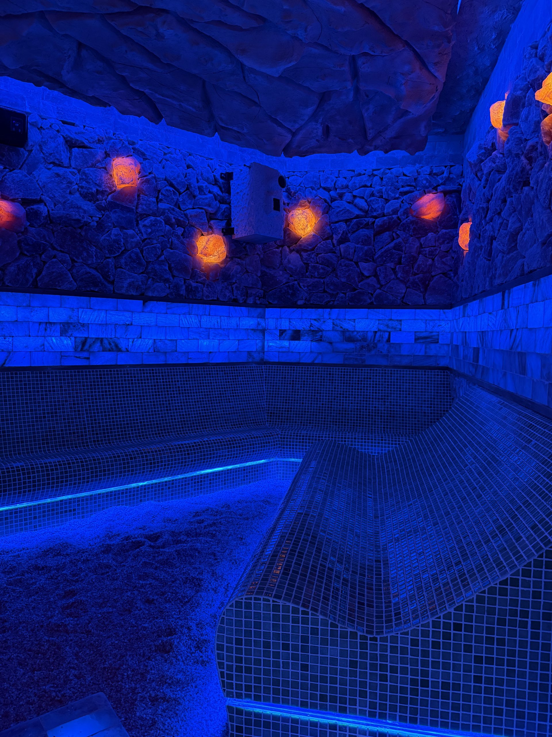 Salina cu sare de Himalaya, Spa Izvoare Resort